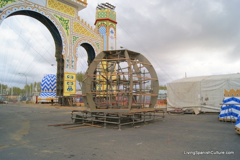 Sevilla,Feria de Sevilla,construccion portada (1)