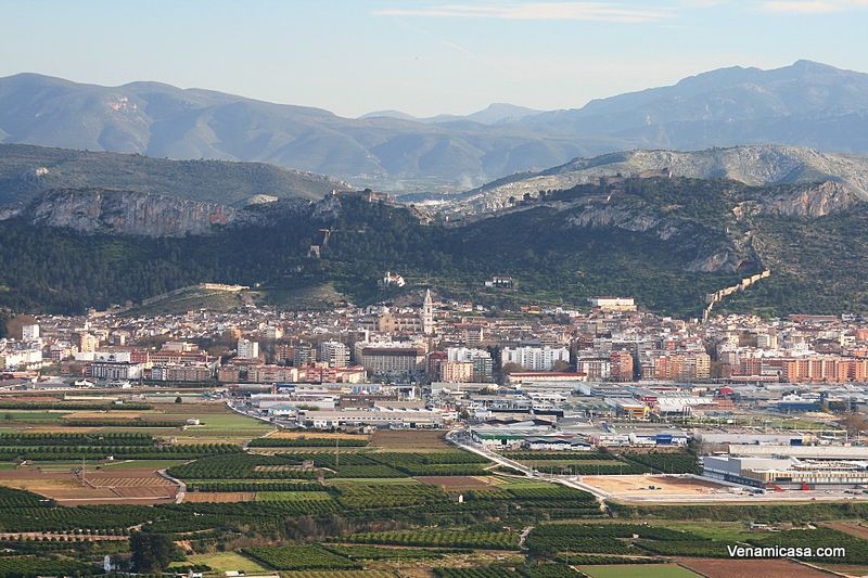 xativa-city-view-castle-and-mountains-behind