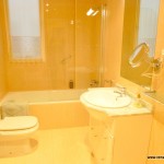 Homestay Valencia, Spain, P. de la Cruz, bath 2